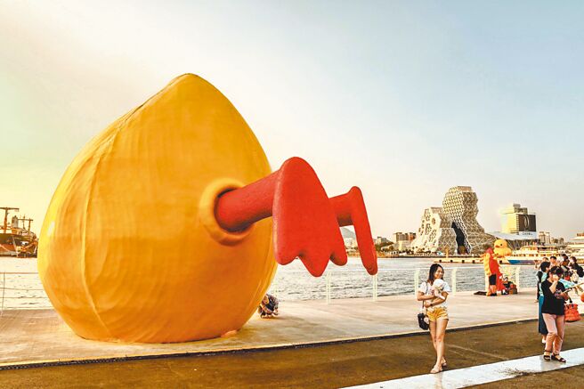 黃色小鴨游進高雄愛河灣，吸引逾200萬人朝聖，除了小鴨好拍外，話題性十足的「屁屁鴨」也吸引民眾搶拍。（高市觀光局提供／柯宗緯高雄傳真）