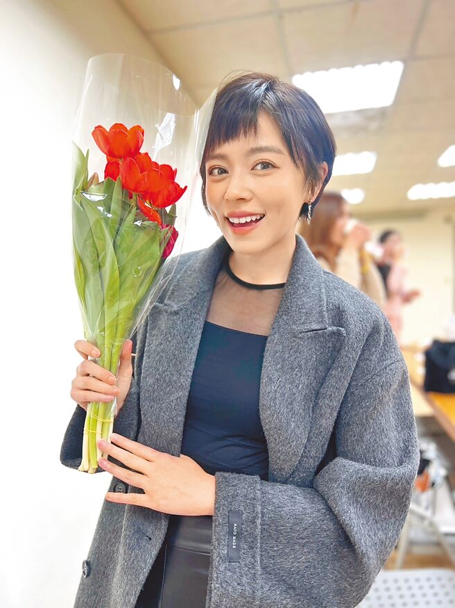 王瞳5日出席板橋慈惠宮活動，收到男粉絲送的鬱金香。（民視提供）