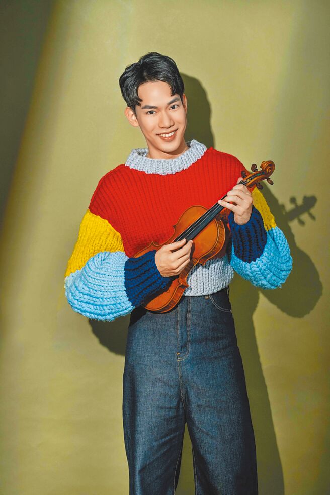 林品任（Richard Lin）說他過去就對Loewe的作品印象深刻，這次進棚拍攝也讓他見識到Loewe的不凡工藝。Loewe撞色羊毛針織上衣6萬6000元、水洗丹寧褲3萬元。（石智中攝、梳化Kiara Wang）