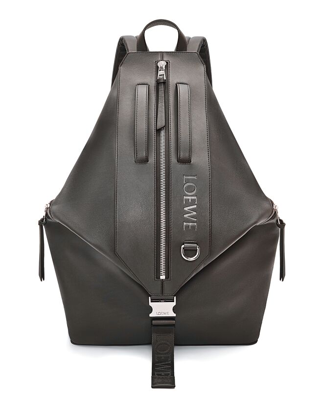 Loewe小牛皮後背包，售價10萬5000元。（Loewe提供）