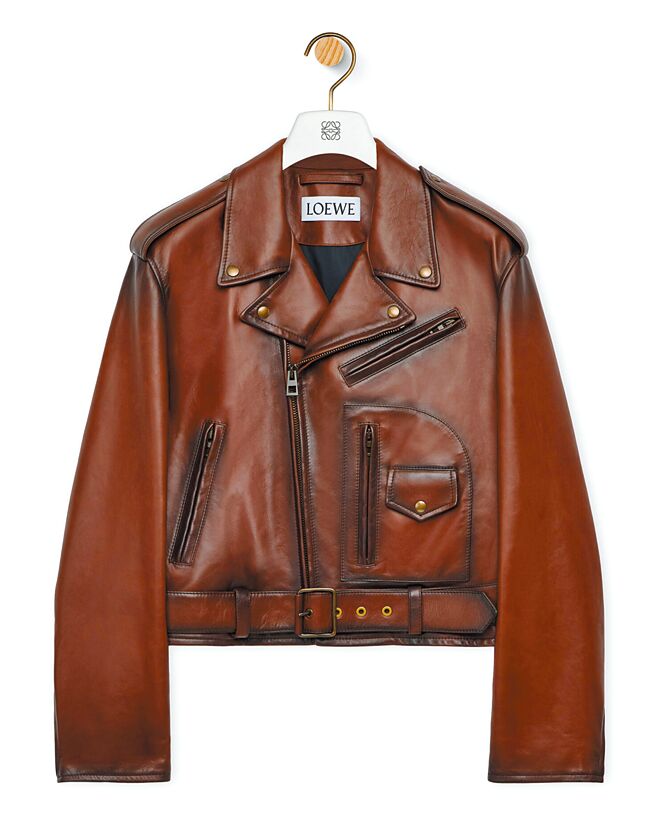 Loewe紅棕色納帕小羊皮機車夾克，售價24萬2000元。（Loewe提供）