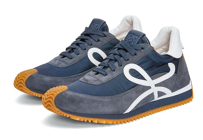 Loewe海軍藍尼龍拼麂皮綁帶運動鞋，售價2萬6000元。（Loewe提供）