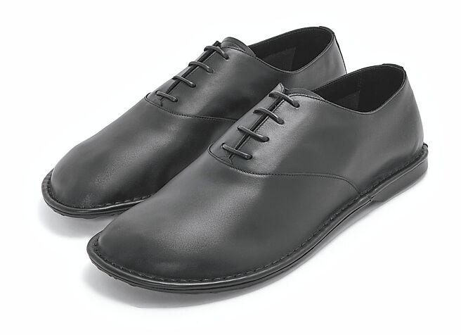 Loewe黑色小牛皮德比鞋，售價3萬3000元。（Loewe提供）