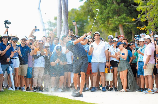 尼曼驚險拿下LIV聯盟開幕戰瑪雅科站冠軍。（路透）