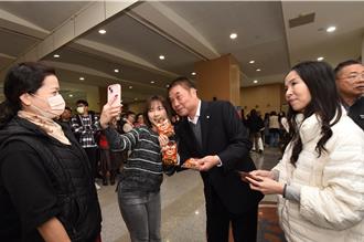 鍾東錦感謝縣府員工辛勞 發放福袋曝光祝鄉親新年快樂