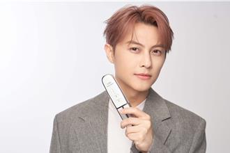 邱胜翊新年点光明灯 单身没压力过年不怕长辈问