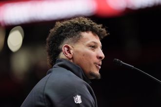 NFL超級盃》酋長四分衛老爸被逮捕 凱爾西談論泰勒絲