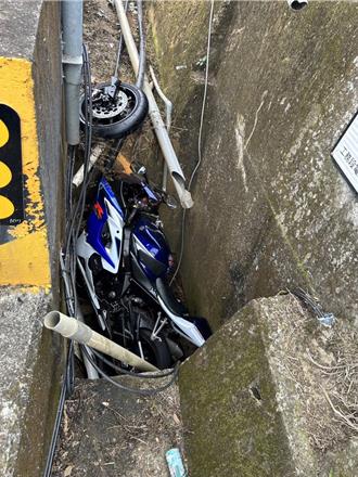 命大！過彎超車失控滑進對向水溝 重機燒成火球騎士跳車輕傷