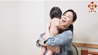 谢盈萱有喜了？哄抱嫩婴画面曝光 松口育儿不容易