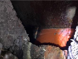 雾峰沟渠突变色 环保局揪出工程行倒油漆废水