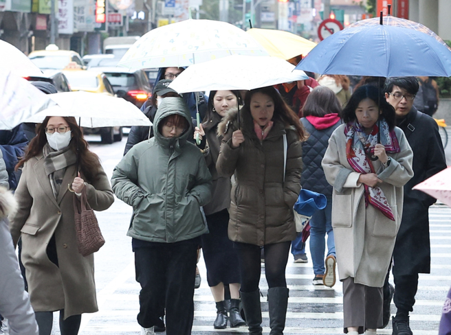 小年夜、除夕整天有雨濕冷，冷空氣強度達大陸冷氣團，北部沿海及部分平地降至10度，初一轉乾冷。(資料照)