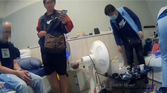 暱稱「阿豐」的鍾姓通緝犯（左一）3日上午被台南警方在新營某承租套房逮捕。（讀者提供／張毓翎台南傳真）