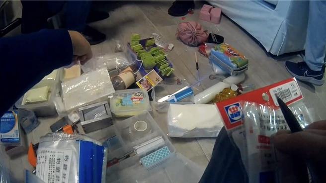 警方經蒐證發現鍾男承租套房作為毒品咖啡包分裝場，販售牟利。（讀者提供／張毓翎台南傳真）★《中時新聞網》關心您：保護自己、遠離毒品！