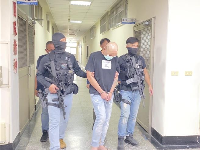 現年42歲的鍾姓通緝犯（右二），3年前被判刑20年，這次落網得在牢裡過年。（讀者提供／張毓翎台南傳真）