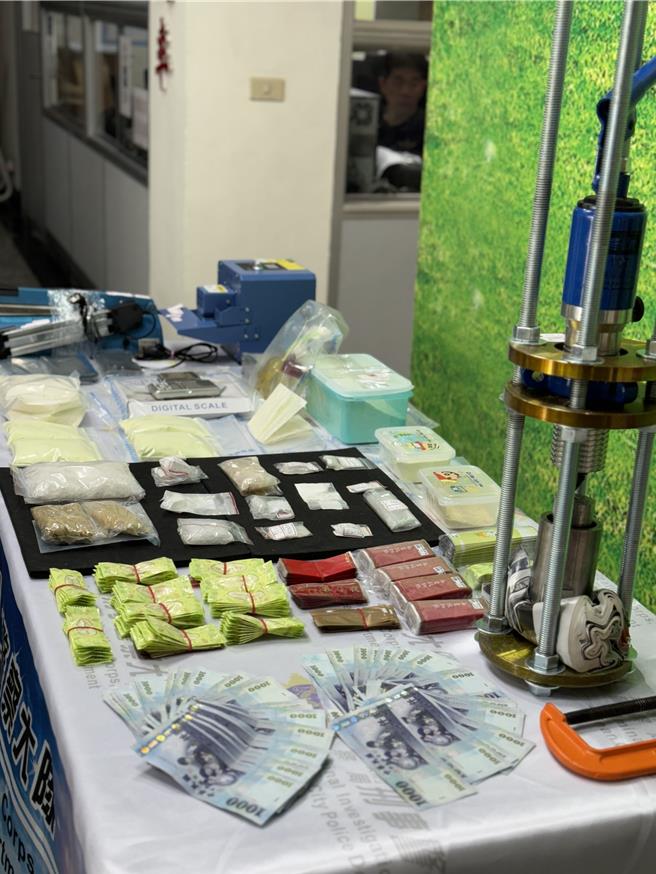 警方這次共計查扣市價約300萬元的毒品、分裝工具、現金贓款等證物。（讀者提供／張毓翎台南傳真）★《中時新聞網》關心您：保護自己、遠離毒品！