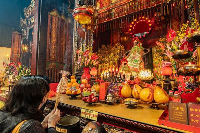 ▲祈求家肥屋润、阖家平安，就要去拜会观世音菩萨了。　图：香港旅游发展局／提供