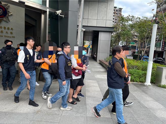 警方逮捕张在内的12嫌。（警方提供）