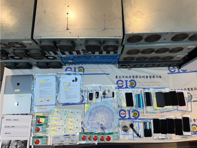 警方查扣张嫌集团犯罪物证。（警方提供）