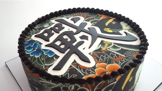 张嫌为父庆生准备的「战堂蛋糕」。（陈鸿伟翻摄）