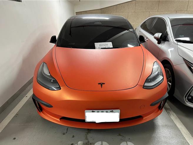 警方查扣诈团购买的保时捷跑车。（警方提供）