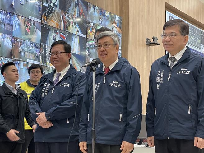 行政院长陈建仁（中）在行政院副院长郑文灿（左一）、交通部长王国材（左三）陪同之下，视察铁路春节疏运。（蔡亚桦摄）