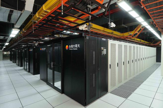 台湾大2023年IDC云端机房再生能源使用率，更是大幅超标原先设定的目标（30%），并可望在今年2024年实现2030年百分之百使用绿电的承诺，提前6年达标。（台湾大提供／陈大任台北传真）