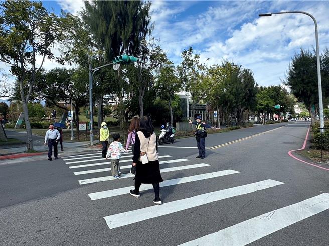 陽明山花季，警方執行相關交管措施。（警方提供）