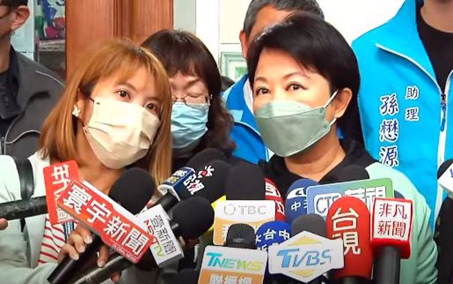 台中市长卢秀燕(右)。(取自直播)