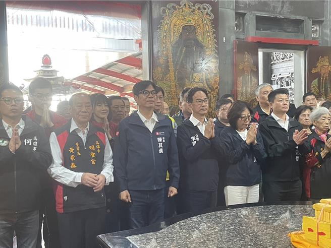 陳其邁7日上午前往三民區明聖宮參拜，並發放龍年小紅包，他指出，有跟陳致中通過電話，希望他沉澱後能夠重新出發。（洪浩軒攝）