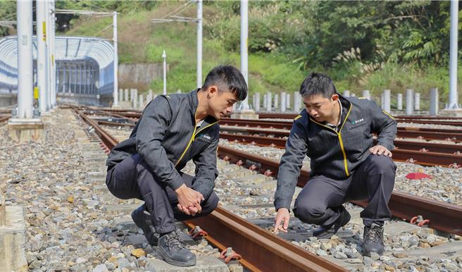 新北捷运公司徵才，首次推出「不分科」培训生职缺，只要国内外大学毕业或高中毕业并具4年以上工作经验者，皆可投递履歷，起薪上看39.1K，即起至19日中午12时前受理报名。（新北捷运公司提供）