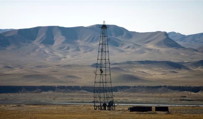 阿富汗赫拉特省一處石油開採設施。（路透）