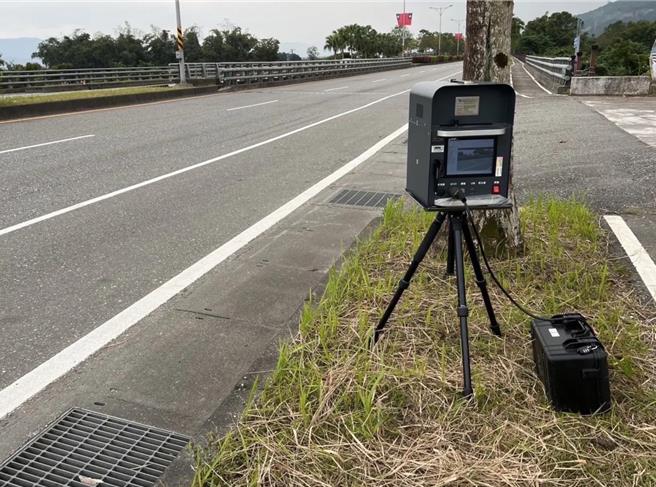 花蓮縣各大景區春節期間將湧現大批返鄉及出遊人潮，警方避免轄區交通因違規車輛受阻，將在台9線、台11線等重要路段，增加移動式測速照相執法地點，取締超速違規。（鳳林警分局提供／羅亦晽花蓮傳真）