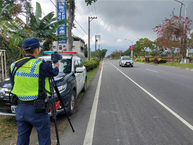花蓮縣各大景區春節期間將湧現大批返鄉及出遊人潮，警方避免轄區交通因違規車輛受阻，將在台9線、台11線等重要路段，增加移動式測速照相執法地點，取締超速違規。（吉安警分局提供／羅亦晽花蓮傳真）