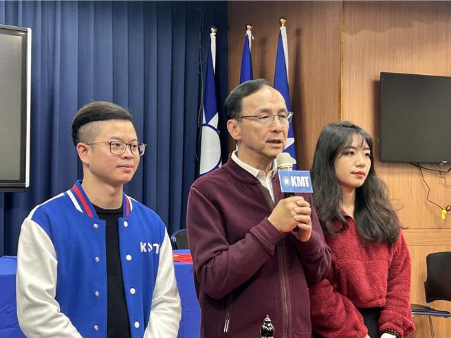 国民党主席朱立伦（中）7日上午出席龙舞探吉、龙来桃喜现场挥毫活动，会前受访。（陈薏云摄）