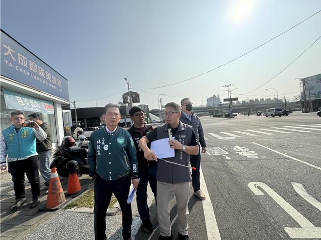 立委林俊憲與市議員郭鴻儀7日上午會勘仁德中山路、文德路口，要求相關單位盡速提出改善作為。(曹婷婷攝)