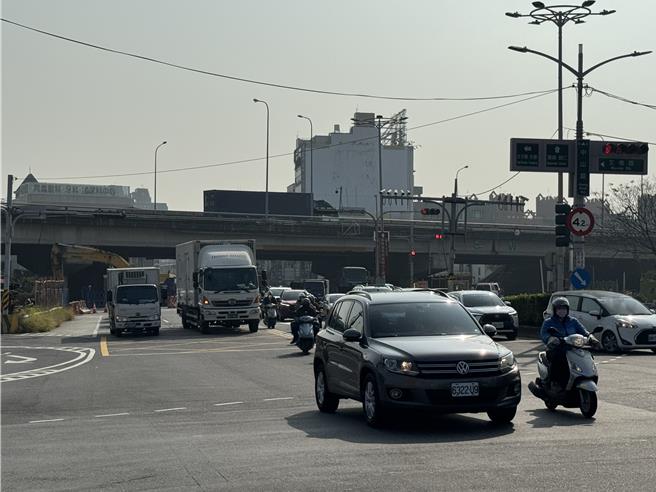 仁德交流道下行東往西車道常與直行機車形成交叉，1年發生50多起車禍。(曹婷婷攝)