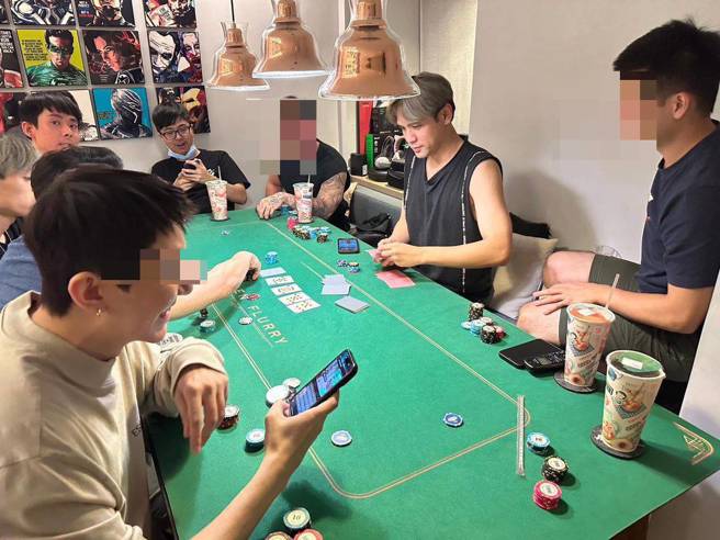 涉嫌诈骗上亿被逮的张嫌，与陈零九、丁特、阿滴大玩德扑。（陈鸿伟翻摄）