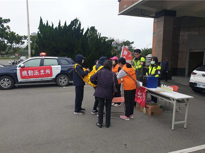 春节连假期间，民眾安排全家出游，警方特地在新北市多处知名景点设立「机动派出所」，提供即时性的受理民眾报案。（淡水警分局提供）