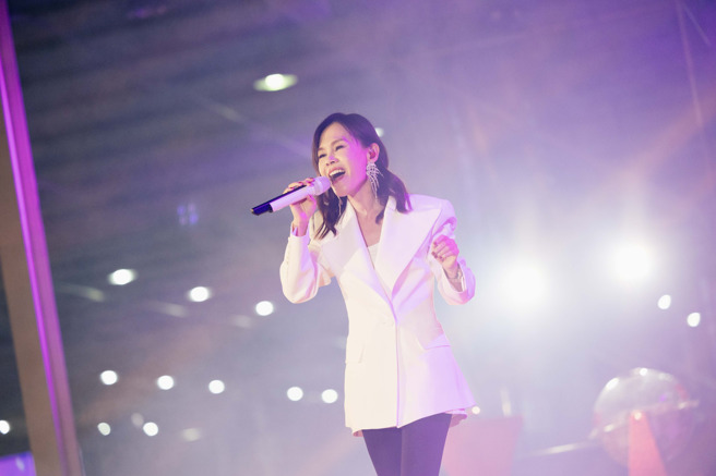 
彭佳慧在永慶加盟四品牌中區尾牙一口氣獻唱8首金曲，高規格演出讓台下觀眾直呼賺到！(圖片來源：永慶房產集團)
