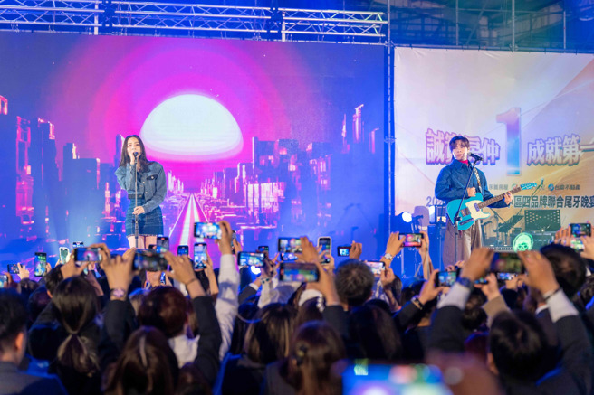 
近期行程滿檔的告五人，也受邀出席永慶加盟四品牌中區尾牙，現場人氣爆棚。(圖片來源：永慶房產集團)
