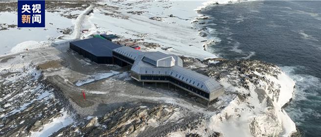 龙年春节前夕，大陆南极秦岭站7日建成并投入使用。（翻摄自央视新闻）