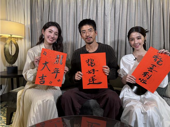 邵雨薇（右起）、傅孟柏和田中千绘写春联。（Hami Video提供）