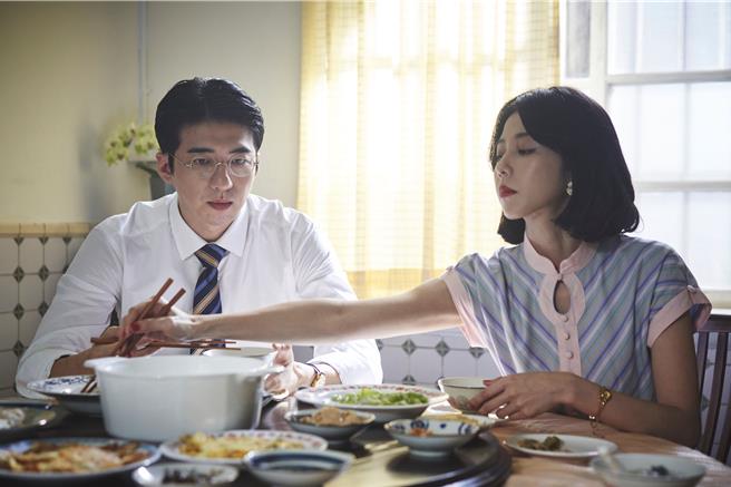 傅孟柏（左）和邵雨薇饰演一对鸳鸯伴侣。（欣兰企业股份有限公司提供）