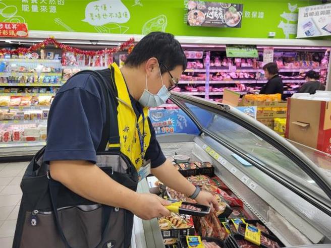 新竹县卫生局4日对台糖肉品含有瘦肉精疑虑，在11家卖场预防性下架。（新竹县政府提供／罗浚滨新竹传真）