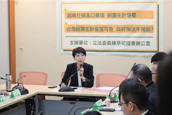 陈亭妃回应，她希望台中市府要公开检验资料，但台中市府却延迟3天才给检体；再者她是说若台糖对自己有信心，就应该诉诸法律途径，请廖伟翔搞清楚再骂人。(陈亭妃办公室提供／游念育台北传真）