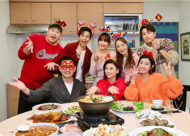 柯叔元（前排左起）、方馨、米可白、吕世伟（后排左起）、孙绽、何宜珊、茵芙、萧景鸿剧中上演围炉戏。（台视提供）