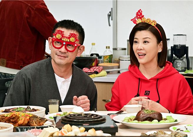 柯叔元（左）正在进行断食，一直夹菜给方馨。（台视提供）