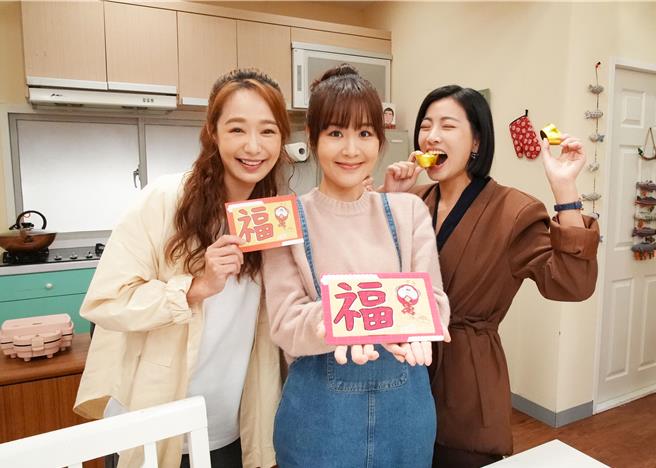 茵芙（左起）和何宜珊、米可白在棚内挑战拼图小游戏。（台视提供）