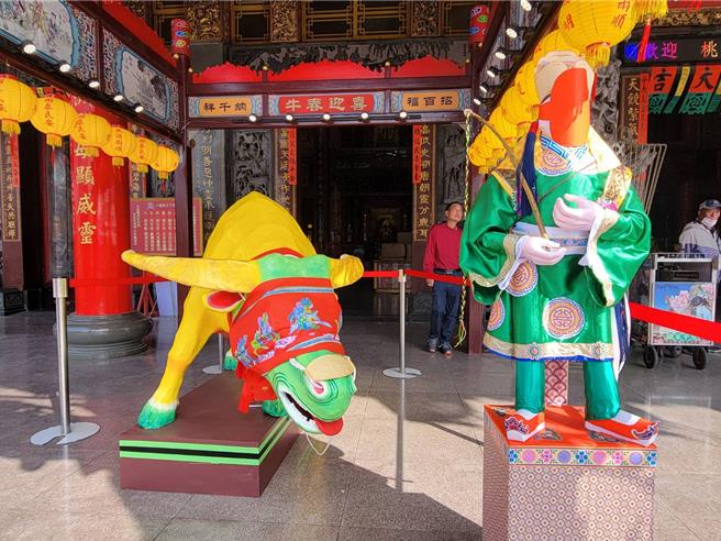 正统鹿耳门圣母庙每年均依循《春牛经》制定芒神与春牛，今年芒神缠鞋俱全，象徵气候炎热、雨水较少。（曹婷婷摄）