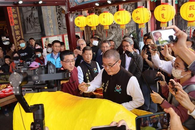 鹿耳门圣母庙主委王增荣进行春牛入宝仪式。（正统鹿耳门圣母庙提供／曹婷婷台南传真）